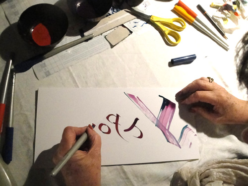 Calligraphe écrivant de la main gauche