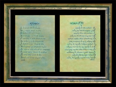 Calligraphie en miroir, tableau entre deux verres, poème" le miroir", à l'endroit main droite fond bleu, à l envers main gauche fond vert