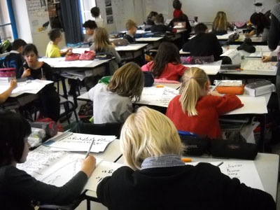 Initiation calligraphie dans une classe de primaires, 06 Alpes Maritimes