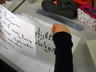 Les enfants d'une école découvrent la calligraphie dans les Alpes Maritimes 06