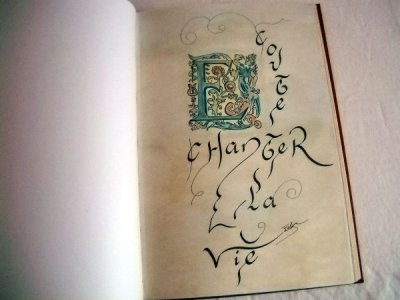 Calligraphie moderne sur lettrine ancienne, livre artiste fait main